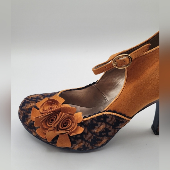 Elegant Orange and Black Heels - Picture 6 of 8